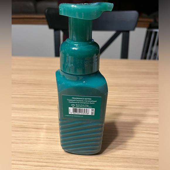 Bath & Body Works Gentle Foaming Hand Soap. Christmas Coconut Brittle. - Picture 3 of 3